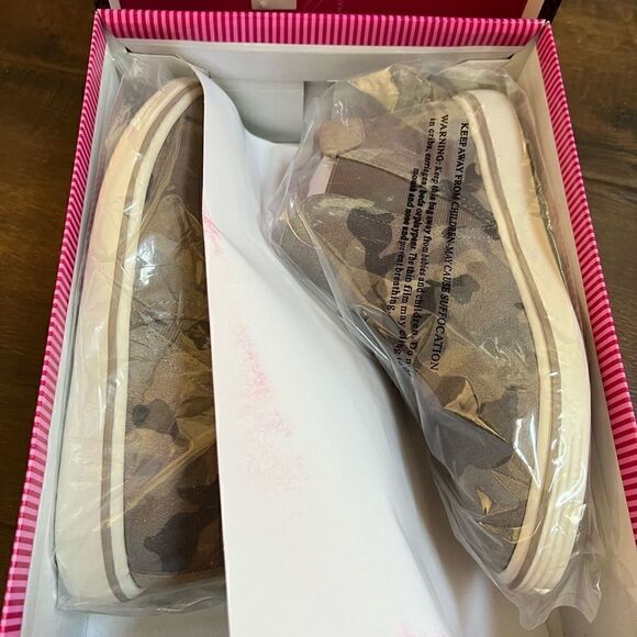 Me Too camo ankle booties - Picture 11 of 11